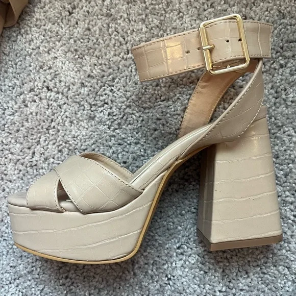 Elegant Cream Platform Sandals - Size 7 - Picture 4 of 4